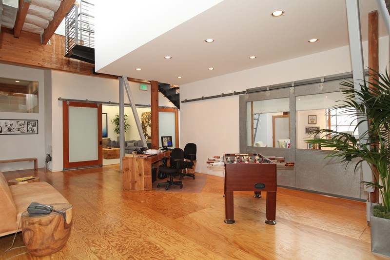 1520 Cloverfield Creative Building